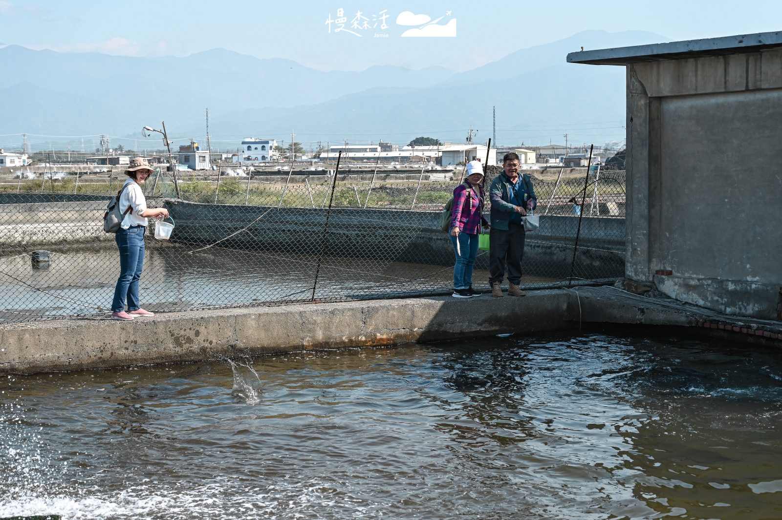 屏東縣枋寮鄉新龍社區 魚塭餵鯖魚體驗