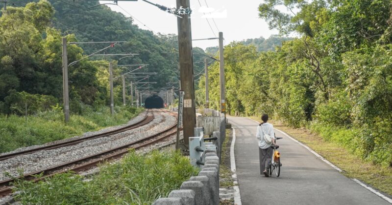 瑞猴自行車道穿隧道，捕捉瑞芳猴硐小鎮風光、山群河谷與火車並行美景